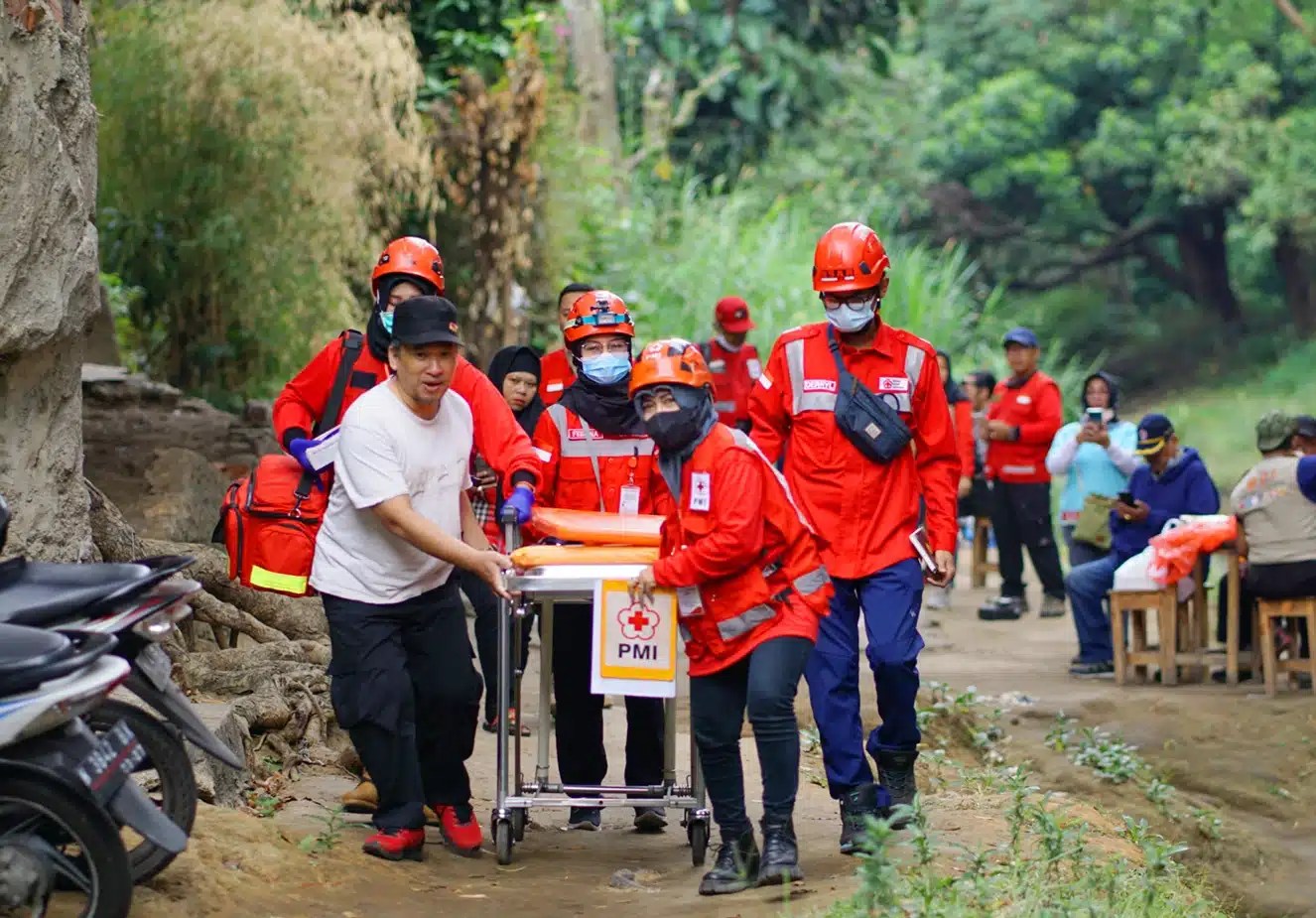 first-aid-diklat-PMI-PMR-KSR-relawan-pertolongan-bencana-paniai-korps-Red-Cross-Indonesia-website-by-WINSON-MEDIA-TEKNOLOGI-WEBCLOUDHOSTER-jasawebpaniai-.com-baliwebservices.com