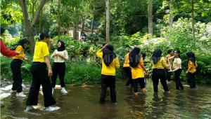 Membangun Solidaritas Anggota PMR dengan Belajar dan Bermain di luar kelas